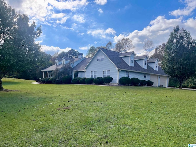 view of front facade featuring a front lawn