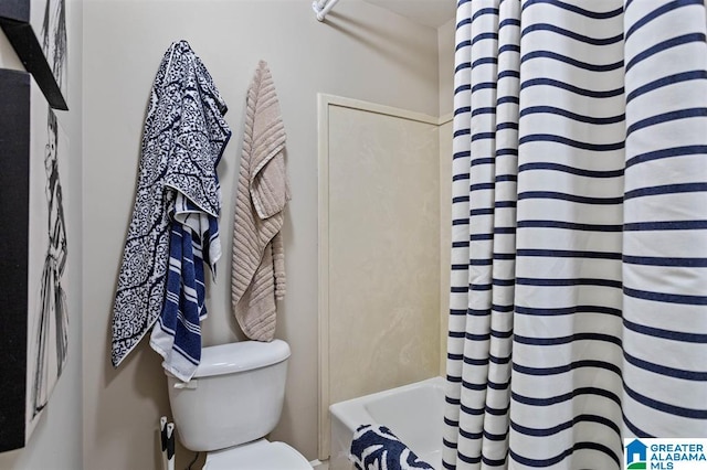 bathroom featuring toilet and shower / tub combo