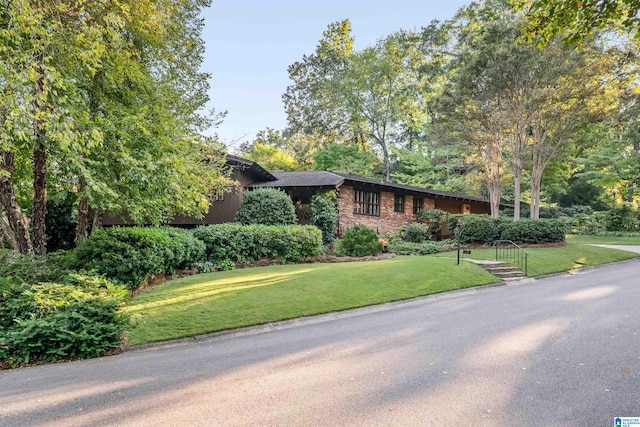 view of front of house featuring a front lawn