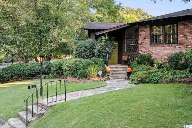 view of front of house with a front lawn