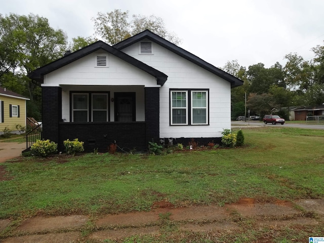 bungalow featuring a front lawn