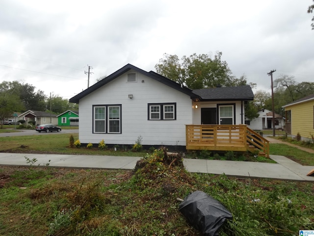 view of front of property with a front lawn