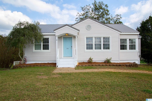 ranch-style home featuring a front lawn