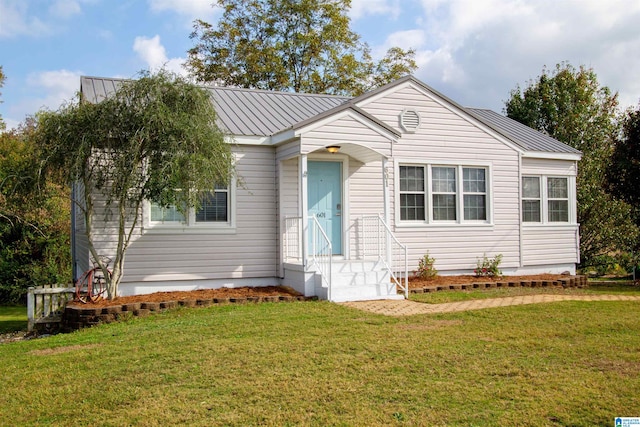 view of front of home featuring a front lawn