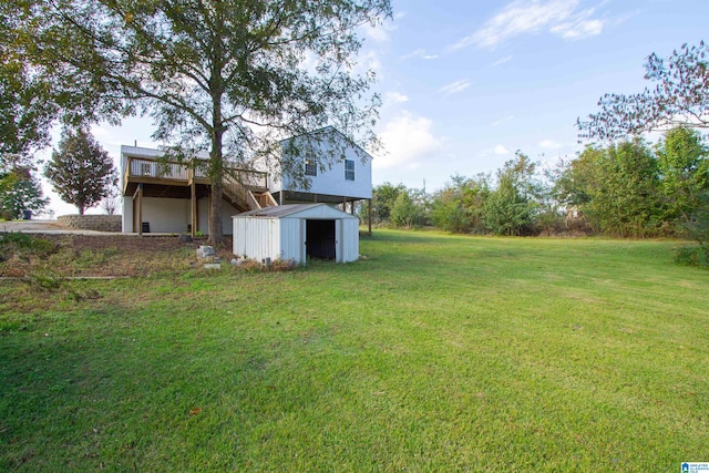 view of yard featuring a shed