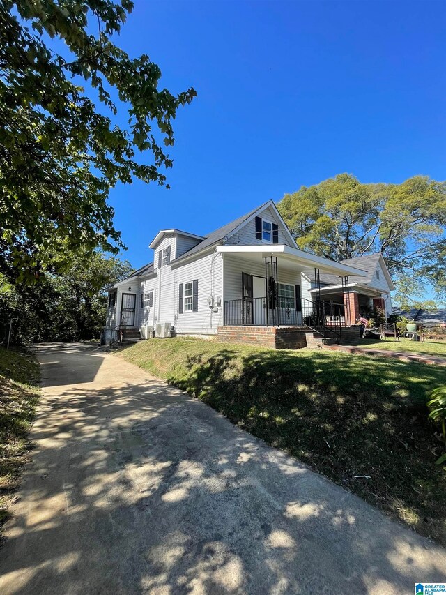 view of front of property with a front lawn and a porch