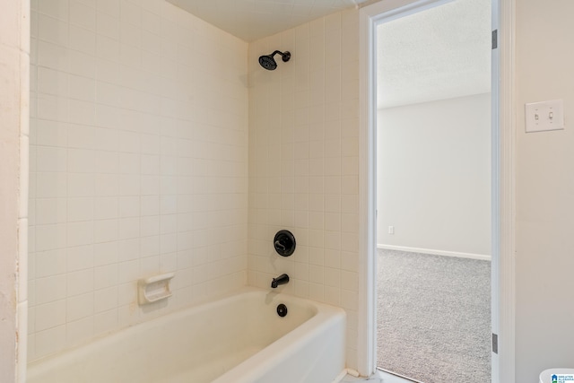 bathroom with tiled shower / bath