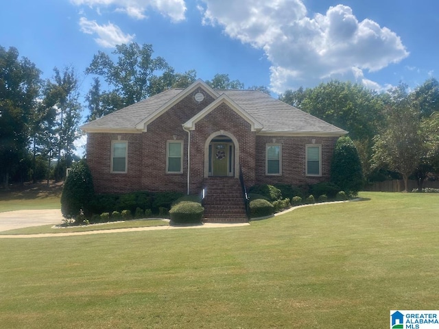 view of front facade featuring a front yard