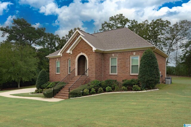 view of front facade with a front lawn