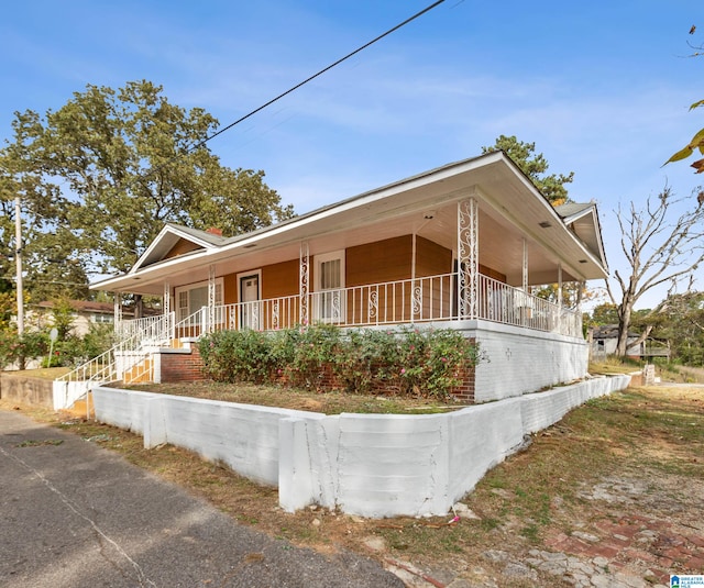 farmhouse featuring covered porch