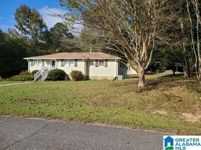 single story home with a front yard