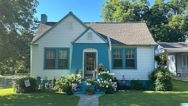 view of front of property with a front yard