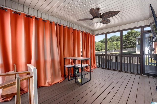 sunroom featuring ceiling fan