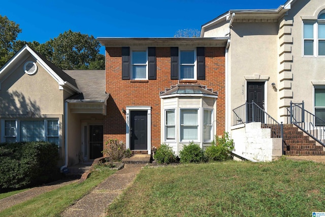 townhome / multi-family property featuring a front yard