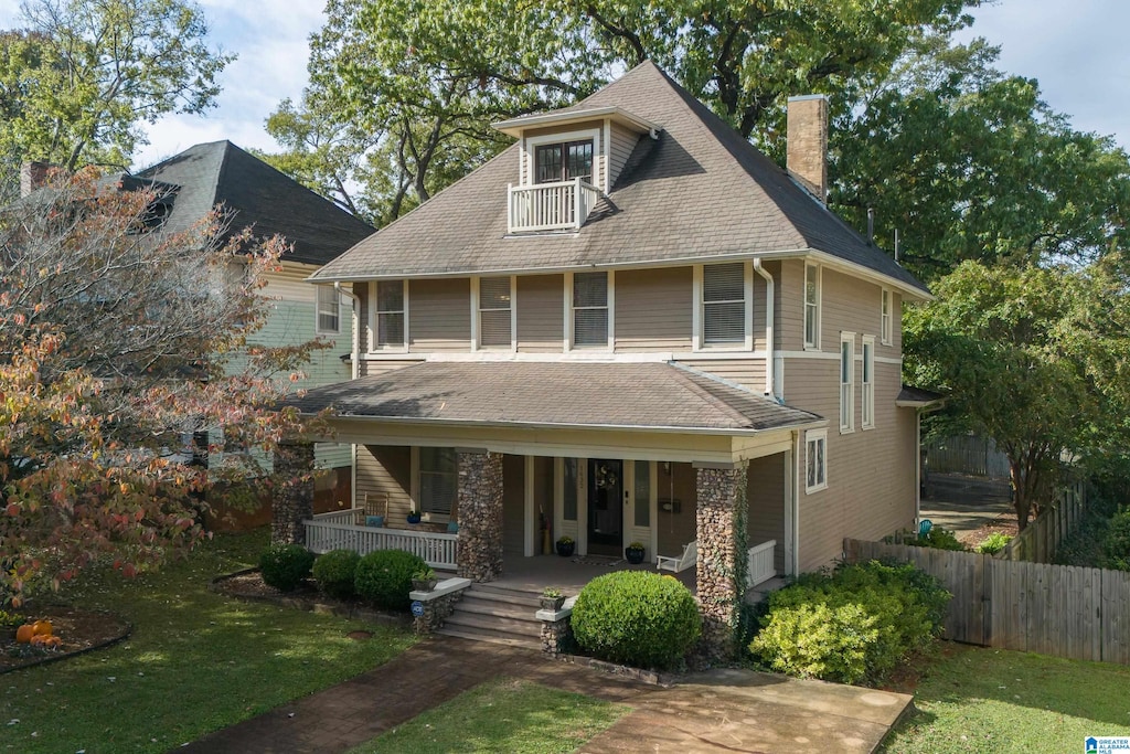 view of front of house with a porch and a front yard