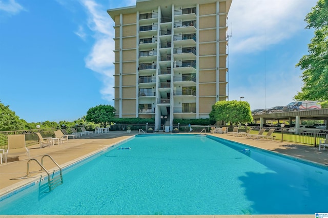 view of swimming pool