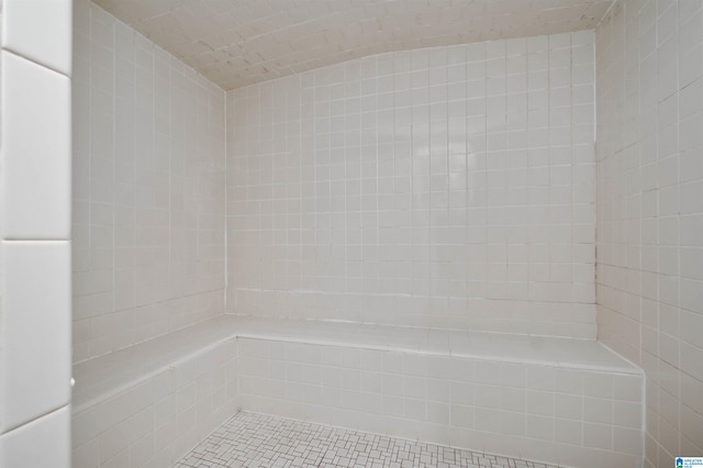 bathroom featuring tiled shower