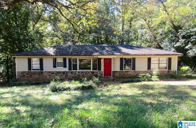 ranch-style home with a front yard