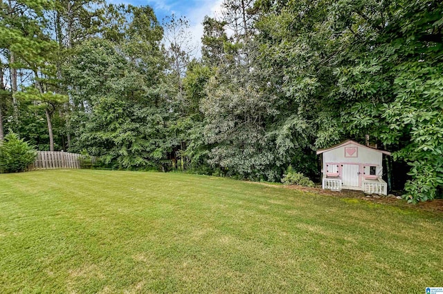 view of yard featuring an outbuilding