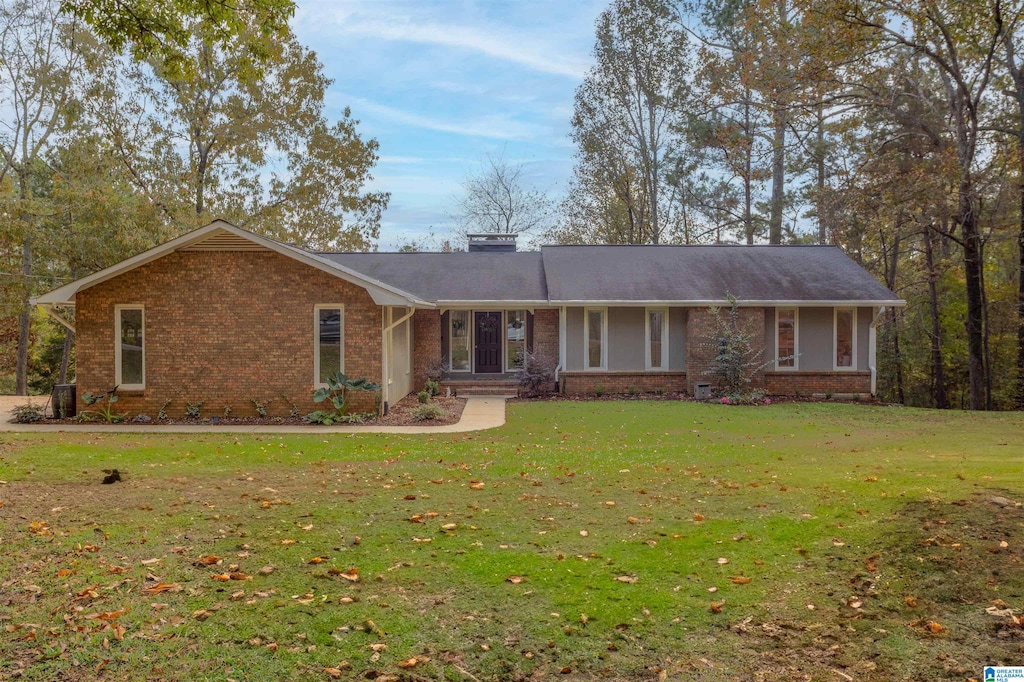 single story home featuring a front yard