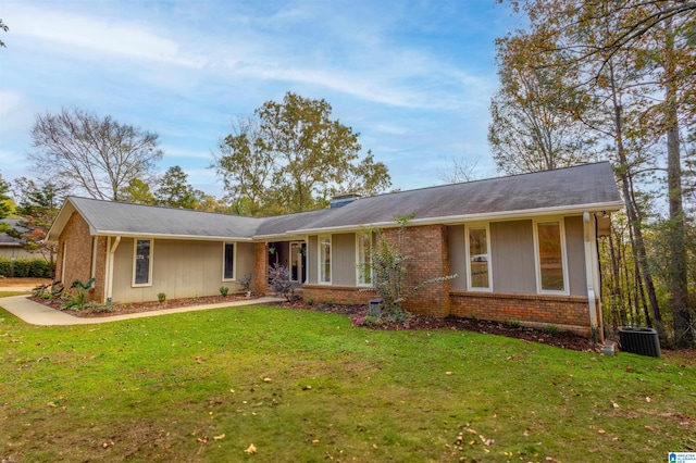 ranch-style home featuring a front lawn