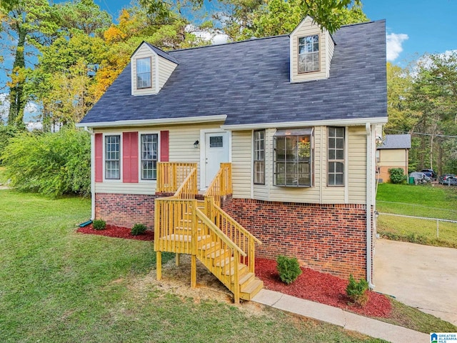 cape cod-style house featuring a front yard