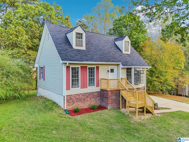 cape cod-style house featuring a front yard