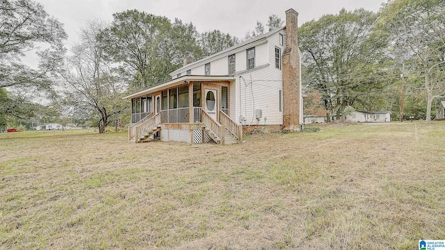 view of front facade featuring a front lawn