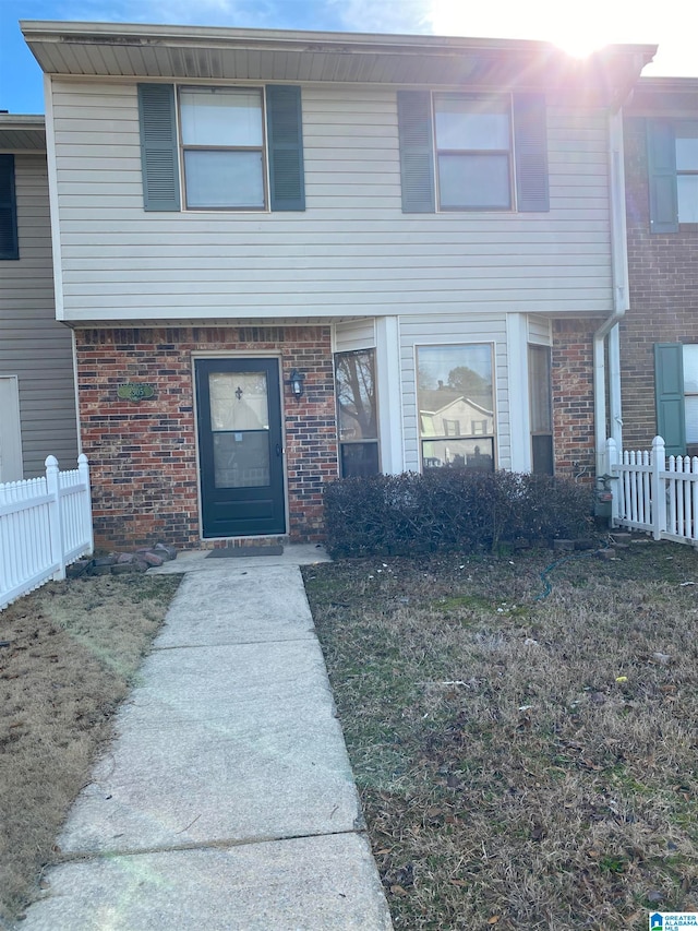 view of front of property featuring a front yard