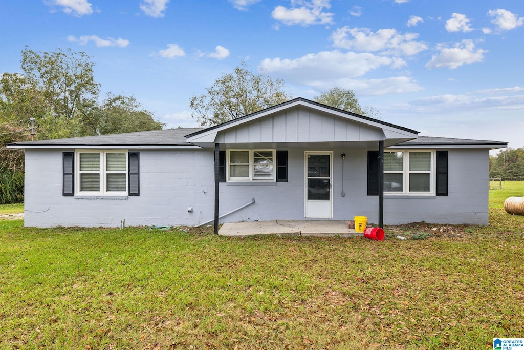 single story home with a front lawn