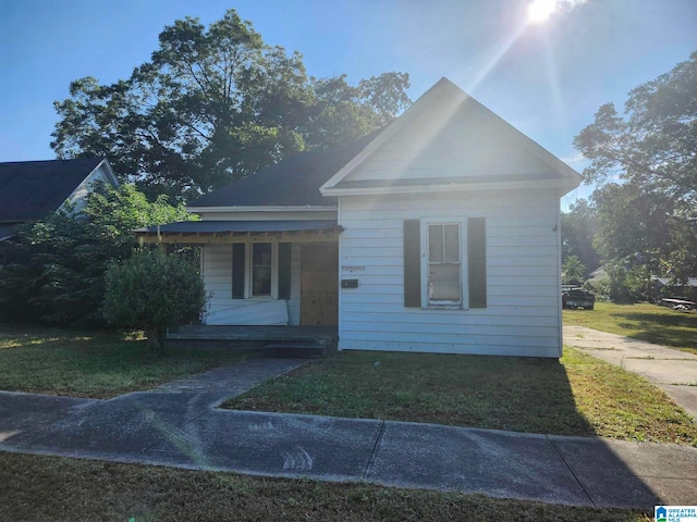 view of front of house featuring a front yard and covered porch