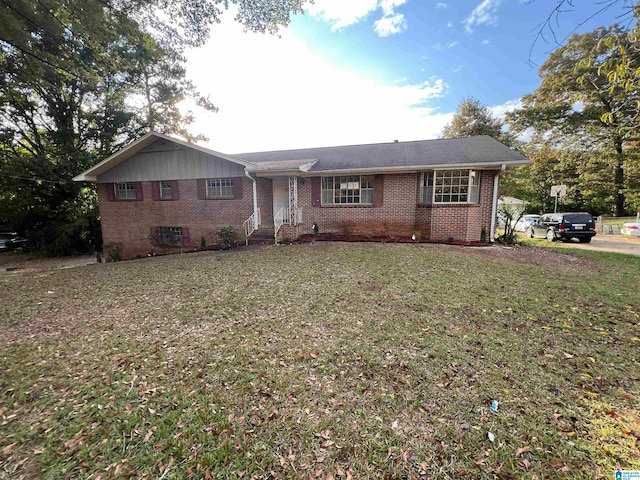 single story home featuring a front lawn