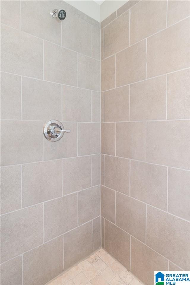 bathroom featuring a tile shower