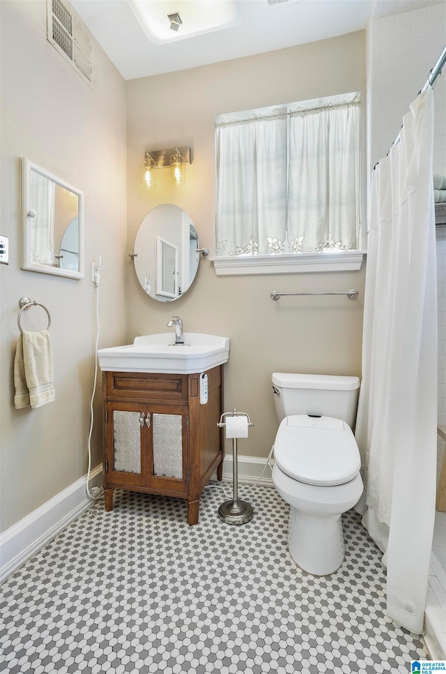 bathroom featuring a shower with shower curtain, vanity, and toilet