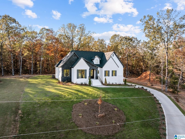 modern inspired farmhouse featuring a front yard