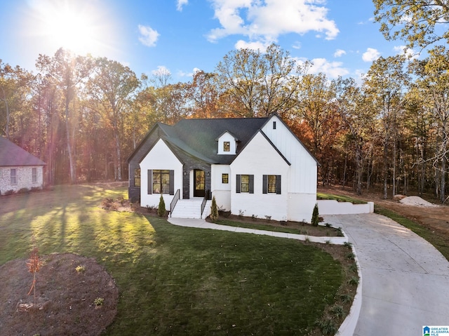 modern inspired farmhouse featuring a front yard