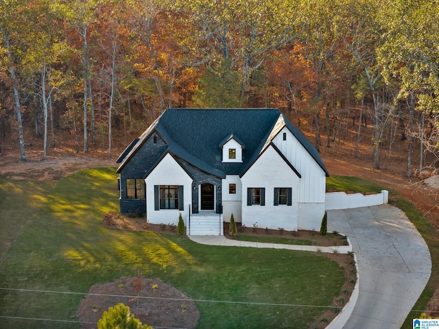 view of front of house featuring a front lawn