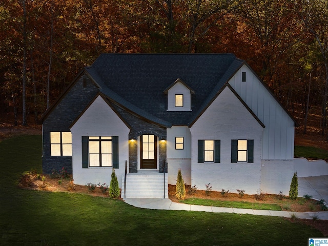 view of front of property featuring a front lawn