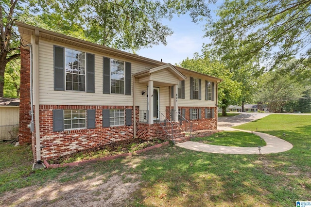 split foyer home featuring a front lawn