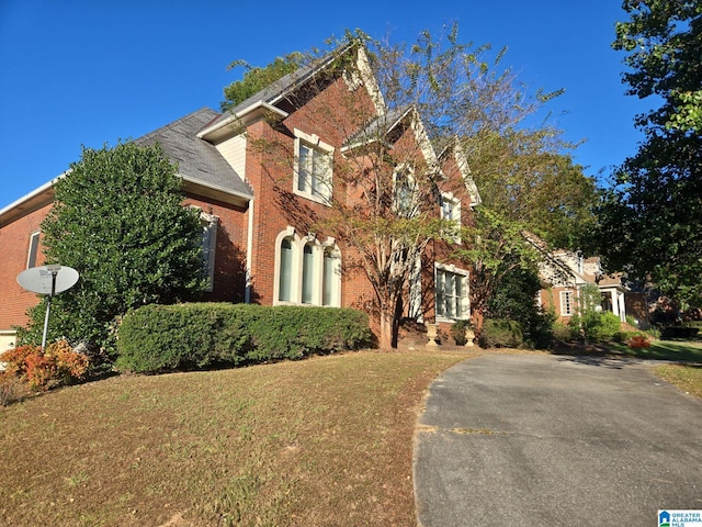 view of front of home featuring a front yard