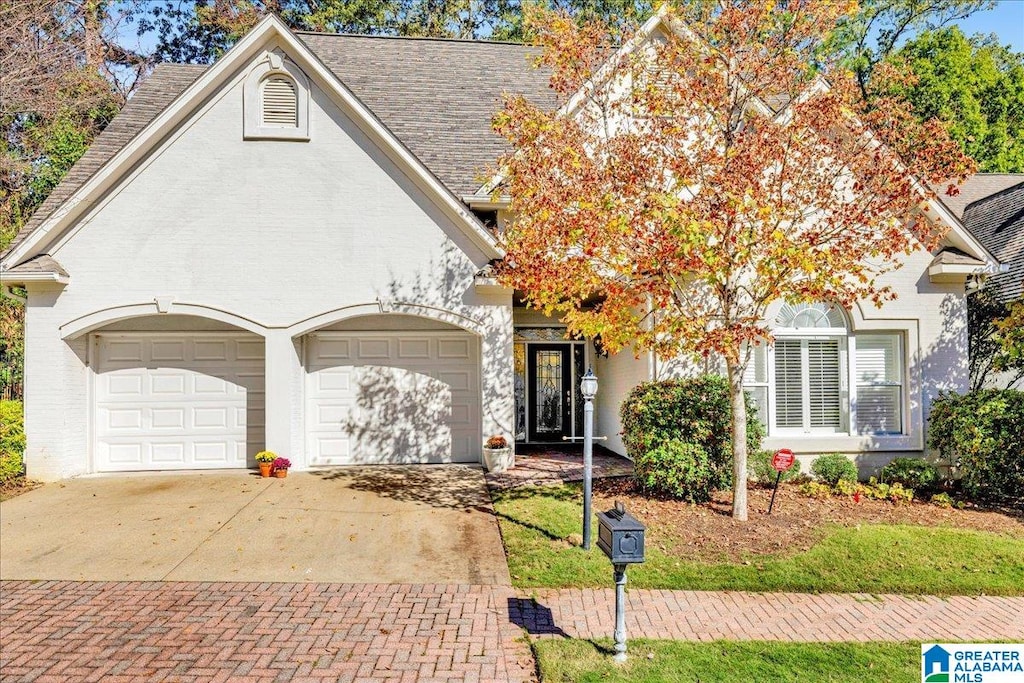 view of front facade featuring a garage