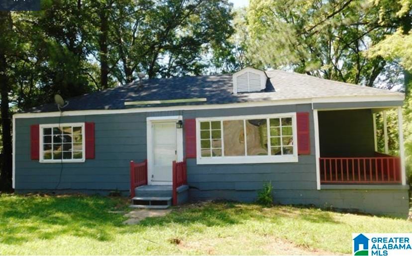 view of front facade featuring a front lawn