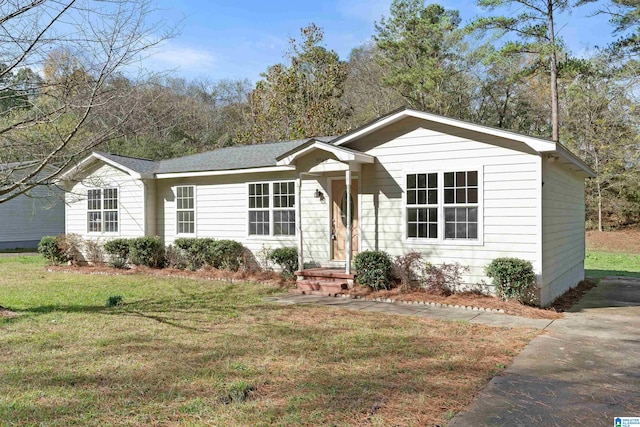 ranch-style house featuring a front yard