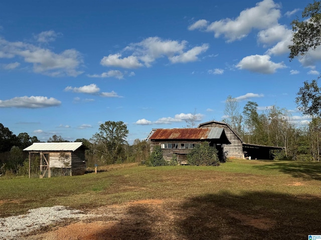 view of yard with an outdoor structure