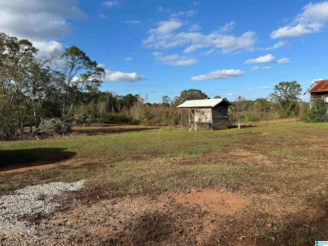 view of yard featuring an outdoor structure