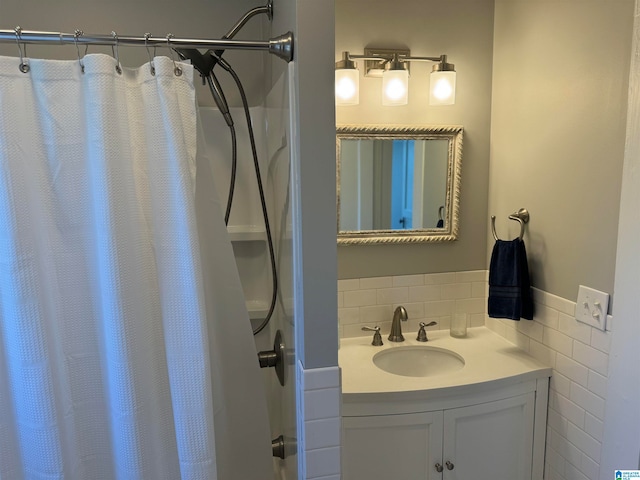 bathroom featuring a shower with curtain and vanity