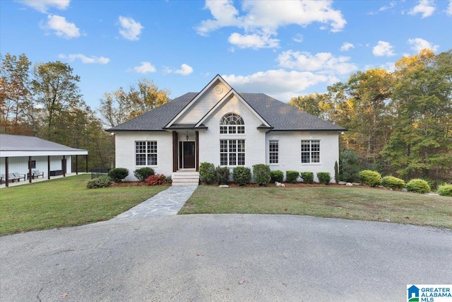 view of front of property featuring a front yard