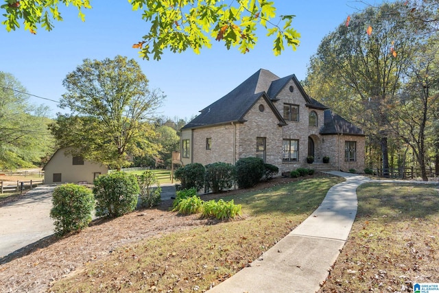 view of front of home featuring a front yard