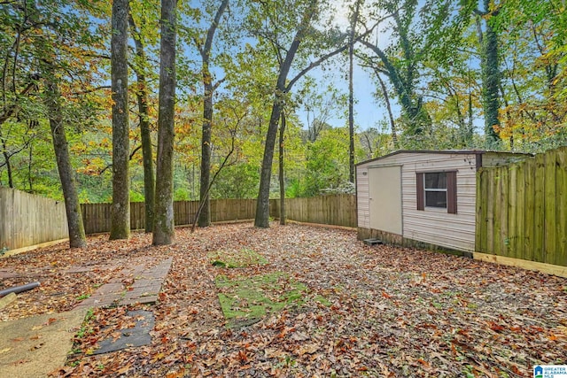 view of yard featuring a storage unit