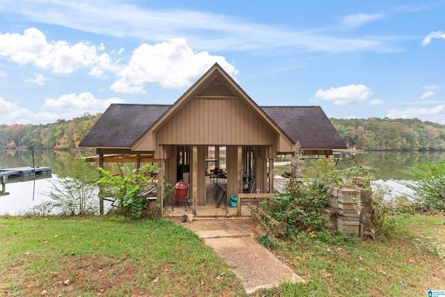 view of front of property featuring a water view